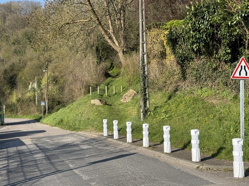 Arrivés sur la Côte des Moulins, nous allons suivre le chemin du Bel-Air qui monte vers le Claquemeure.