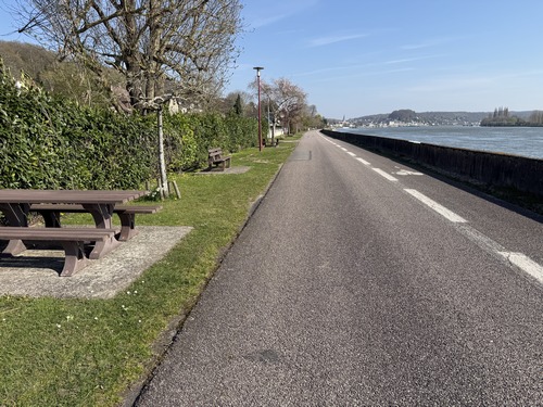 Entre Saint-Paul et Duclair, nous suivons le quai qui va nous permettre de fermer la boucle. A noter la présence de nombreuses tables de pique-nique.