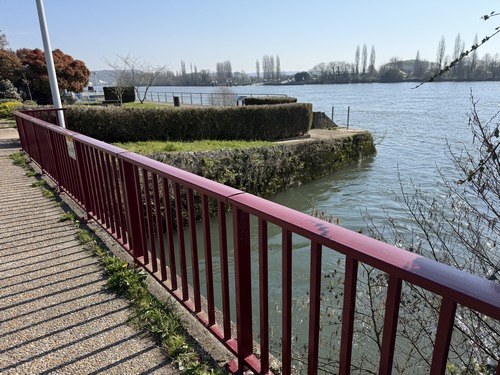 Nous traversons l'Austreberthe qui rejoint la Seine ici, nous sommes à quelques pas du parking.