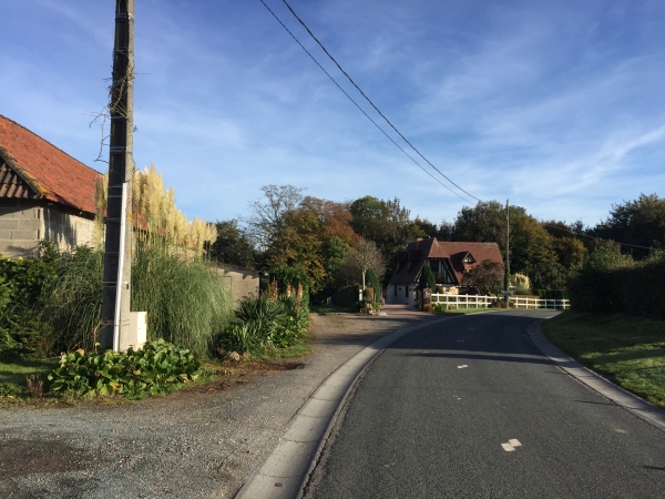 Nous quittons la D504 pour entrer dans le chemin du Bosc-Renier en face de nous.