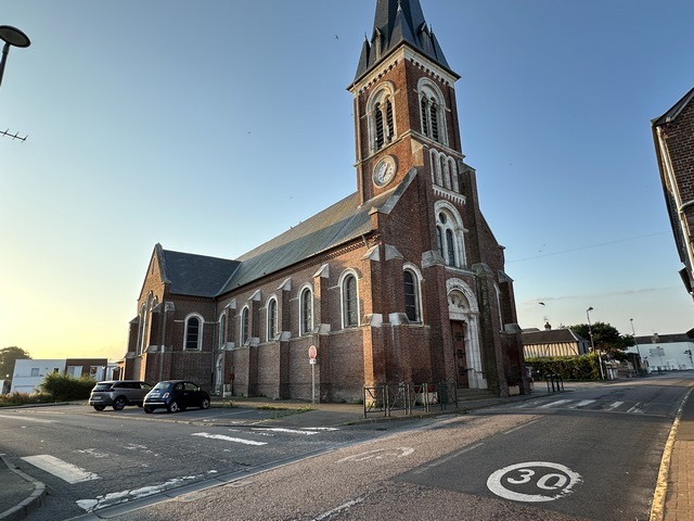 Nous partons du parking de la salle des fêtes, et longeons l'église Saint-Pierre (XIXe), en direction du sud.