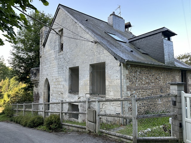 Le chemin débouche devant l'ancienne chapelle Sainte-Anne. Un château fort existait ici, en bord de Seine, ruiné par les guerres. Au XVe siècle, le seigneur du lieu convertit l'une des salle du château ruiné en chapelle dédiée à St-Jacques et St-Philippe.