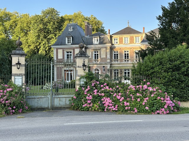 Hénouville, château de la Fontaine en bord de Seine.