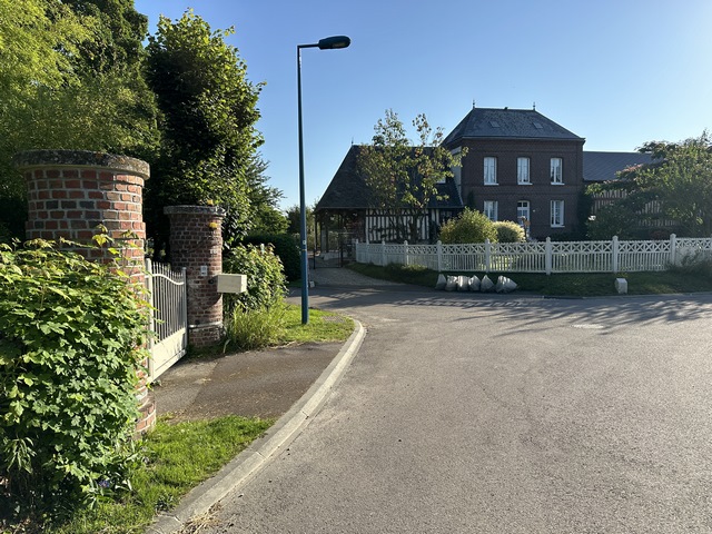 Nous traversons le hameau du Haut-de-l'Ouraille, et continuons vers le nord.