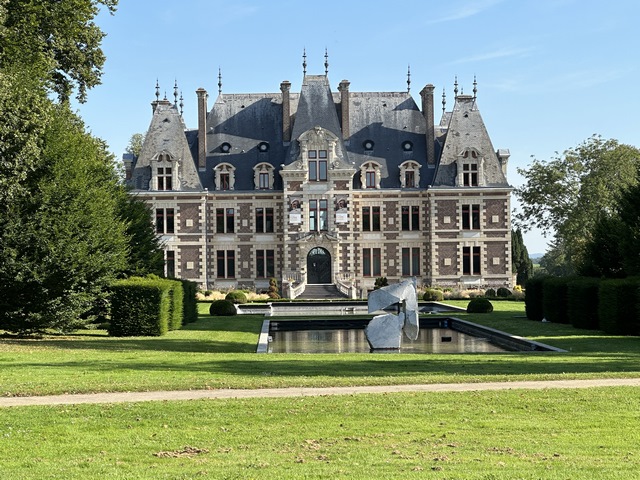 Nous contournons le château Le Breton (1898), désormais musée d'art contemporain propriété de la MATMUT.