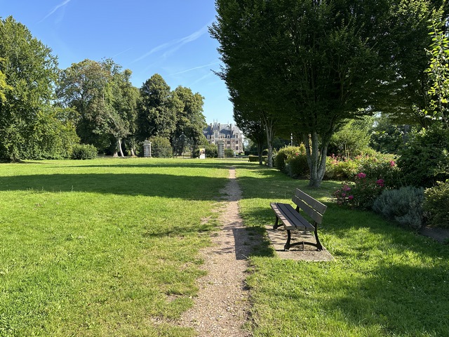 Nous suivons le parc aménagé en face du château pour rejoindre le parking (regard arrière).