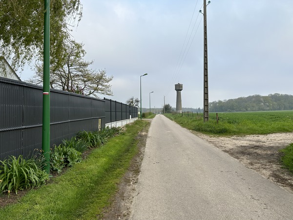 Je pars en direction de la forêt sur la petite route de la Cramponnière (GR222).