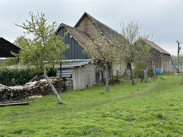 Ferme de la Cramponnière. Après le hameau, je suis la petite route jusqu'à Tostes.