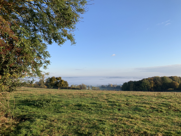 Nous partons de La Mistaquerie, commune de Fry en Seine-Maritime. Le chemin de La Mistacrie (oui, orthographe différente) domine les paysages du Pays-de-Bray.