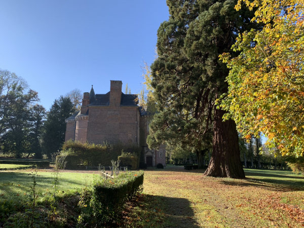 Manoir de la Reine Blanche au hameau de Mesnil Lieubray. Le manoir tient son nom à la reine Blanche d'Evreux, veuve de Philippe VI de Valois qui s'y installa. Le manoir est désormais une propriété de la famille Bhutto-Zardari (Président du Pakistan jusqu'en 2013).