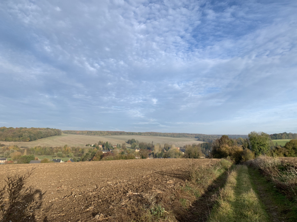 Lisors, montée du chemin du Bois Dubus, regard arrière sur la vallée du Fouillebroc.