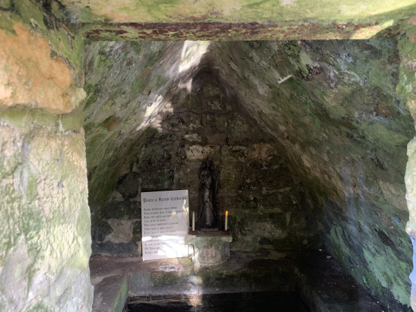 Forêt domaniale de Lyons, fontaine Sainte-Catherine, l'une des sources du Fouillebroc (affluent de l'Andelle). La fontaine a été édifiée au XVIIIè siècle. La chapelle est restaurée en 1987 par Pierre Fromont et entretenue par l'association Sainte-Catherine. La fontaine faisait l'objet d'un pèlerinage, les filles célibataires venaient demander un mari à Sainte Catherine.