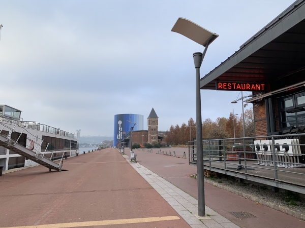 Rouen, la promenade Normandie-Niemen sur le quai Boisguilbert. A droite, le château d'eau - marégraphe. Destiné dans un premier temps à fournir de l'énergie hydraulique à des grues, il fut ensuite équipé d'une horloge et d'un marégraphe. Une plaque rend hommage à Fulton qui expérimenta près d'ici, en 1800, son sous-marin Nautilus. Le cyclindre bleu est le Panorama XXL qui présente des oeuvres géantes de Yadegar Asisi.