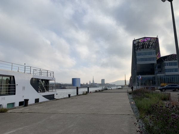 Rouen, allée Mittérand, avec à droite l'immeuble de la Métropole.