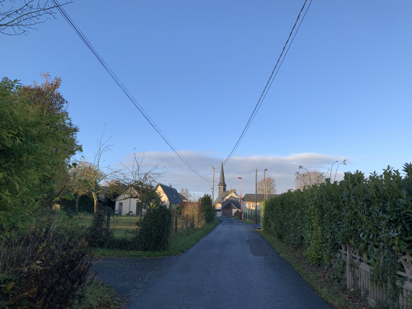 Auzouville-sur-Ry, sentier des Passeux, face à l'église Notre-Dame