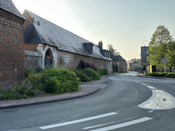 Montigny, porche d'entrée de l'ancienne ferme du château. Plus loin, la grille d'entrée du château devant laquelle nous passerons au retour.