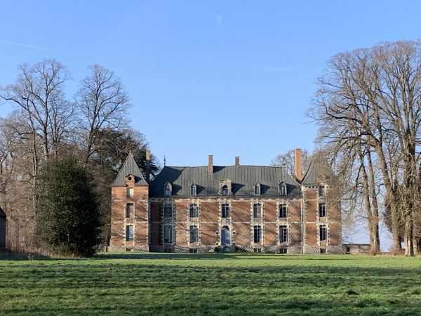 Château de la Heuzé. Une association tente depuis plusieurs année de sauver le château, mais il est désormais fermé en raison de la dangerosité de son état.
