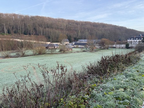 St-Wandrille, vallée de la Fontenelle et la ferme « D'en Bas »&nbsp;vue du parking. Nous pourrions rejoindre le chemin depuis le parking, mais nous préférons passer par le bourg.
