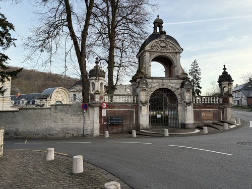 Entrée monumentale de l'abbaye Saint-Wandrille de Fontenelle.