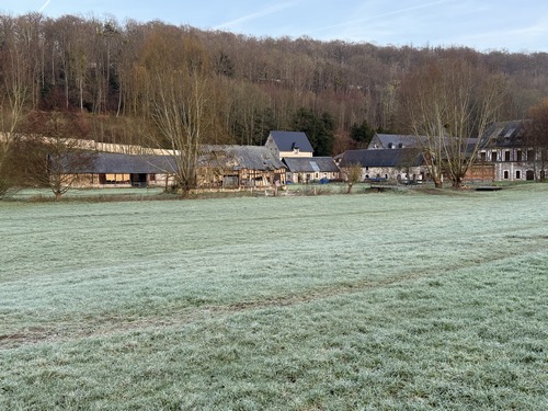 Nous entrons sur le chemin qui longe la Fontenelle, avec un coup d'œil sur la ferme « D'en Bas ».