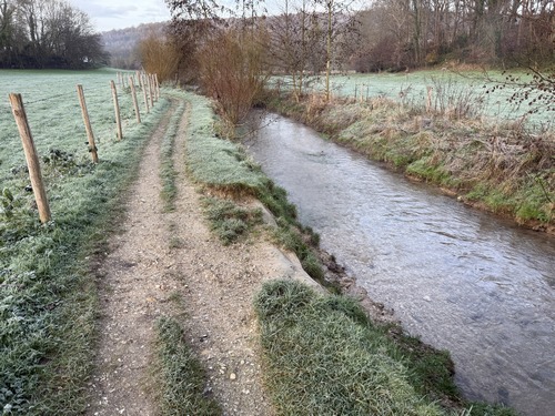Le chemin longe la Fontenelle de très près. Des panneaux informatifs racontent la renaturation de la vallée et le retour de la Fontenelle dans son lit d'origine.