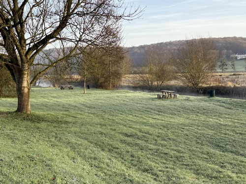 Nous tournons vers le nord pour suivre maintenant la rivière Rançon, avec ici un bel espace de pique-nique près de la rivière.
