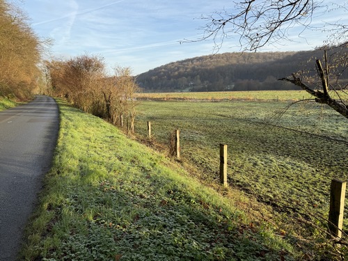 Nous rejoignons la D37, assez tranquille, que nous allons suivre sur 800 mètres jusqu'au village du Haut-Pas.