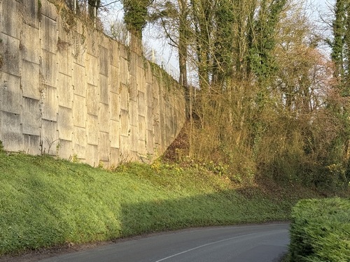 Au hameau du Brébec, coup d'oeil sur le passage qui nous permettait de rejoindre la forêt domaniale du Trait-Maulévrier dans l'ancienne version de ce circuit. Ce passage n'a jamais été aménagé, il est désormais difficilement utilisable.