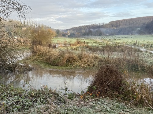 Traversée de la Neuville au Haut-Pas. On peut voir un cygne à droite, et le clocher de l'église Notre-Dame de Rançon en face. Ce fut longtemps ici le seul passage possible pour traverser la vallée de la Rançon (D'où son nom de Haut-Pas).