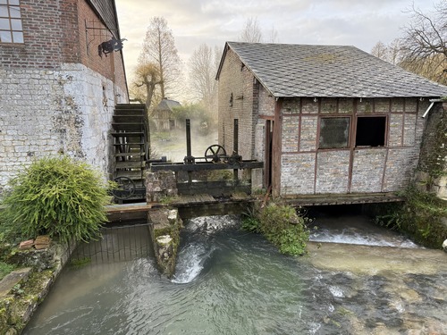 Le moulin du Haut-Pas (moulin Plichet) sur la Rançon. Sa roue à aube a été restaurée, et les travaux de restauration continuent.