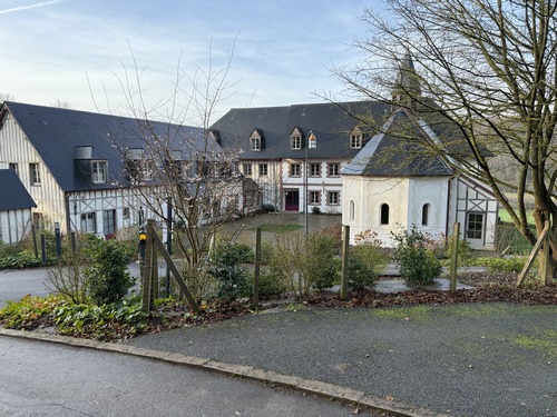 Nous longeons le Clos Saint-Jacques, lieu d'accueil de l'abbaye Saint-Wandrille.