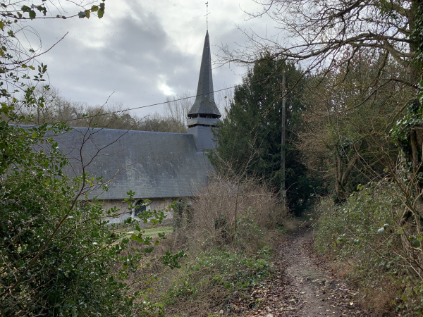 Le GR 26 longe l'église Saint-Nicolas, isolée sur le chemin de la Mercandière.