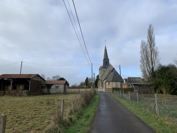 Arrivée à Grand-Camp au niveau de l'église Saint-Pierre.