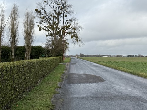 Nous sortons du bourg vers le nord par la rue du Clos Blanchart.