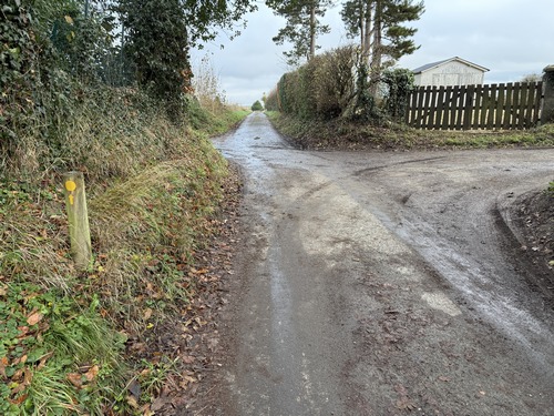 Nous continuons vers la plaine des Hauts Champs. On voit à gauche, l'une des nombreuses balises de ce circuit.