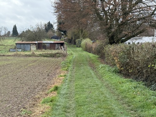 Nous longeons le hameau du Manoir, manoir dont on pourra apercevoir le pigeonnier (XVIIIe, privé).