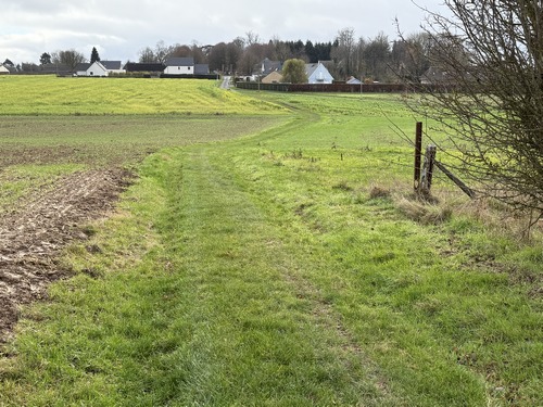 Nous distinguons déjà les premières maisons du hameau de Coqueréaumont.