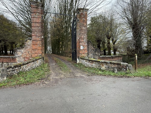 Portail monumental et fossé du château de Coqueréaumont (XIXe). Le château a été démoli en 2011 après avoir été détruit par un incendie, il ne reste que des dépendances dont une a été aménagée en habitation.