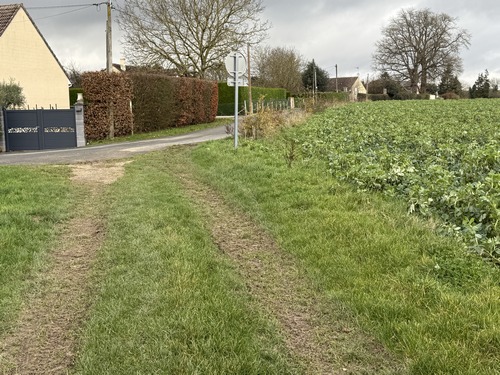 Nous arrivons dans Bois-d'Ennebourg. Un peu plus loin, sur la gauche, au bout de la rue de la Grenouillette, se trouve la mare de la Grenouillette, aire de pique-nique, et la Mare Bénie (GR25).