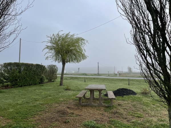 Aire de pique-nique en bordure de la D20. Nous allons continuer sur la petite route en face.