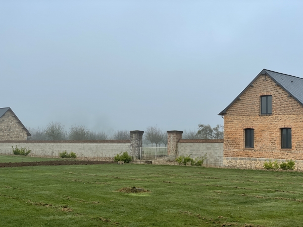 Nous passons devant le château de Galleville, caché derrière ses annexes et son nouveau mur... de parpaings... Le château de Galleville a été construit en 1678 pour M Roque de Varangeville, ambassadeur de Louis XIV à Venise.