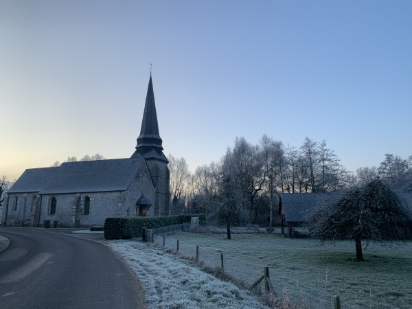 Muchedent, regard arrière sur l'église Saint-Pierre.