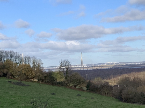 Chemin du Clos du Milieu. Vue sur la Seine et le Pont de Normandie.