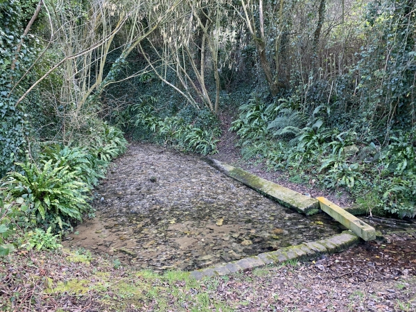 Chemin du Val Anglais, vestige d'un ancien lavoir.
