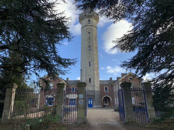 Ancien phare de Fatouville-Grestain. Chargé de guider la navigation en baie de Seine, il a fonctionné pendant 50 ans puis a été vendu aux enchères par l'état. Il propose désormais des chambres d'hôtes.