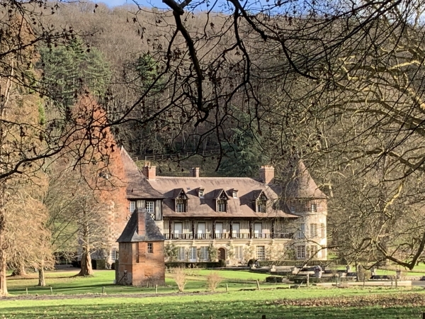Manoir de la Pommeraye. C'est un bâtiment du XXè siècle, construit dans le style néo-normand par l'architecte Henri Jacquelin. Un manoir existait auparavant depuis le XIVè siècle. (wikipedia)