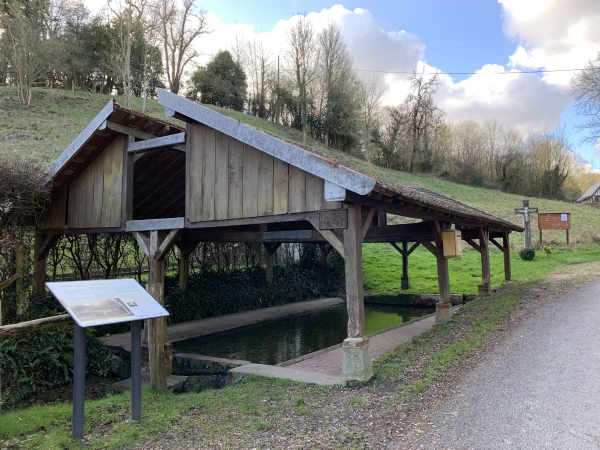Ancien lavoir de Carbec sur la Source Miraculeuse. Pendant des siècles, les gens venaient là pour se soigner des maladies de peau. Nos pensées au sinistre béotien qui a placé la boite de La Poste sur le pilier central du lavoir de la Source Miraculeuse !