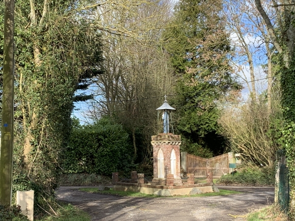 Fatouville-Grestain, statue de la Vierge.