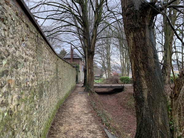 Sentier de la Ravine près du centre de Saint-Aubin-Epinay.