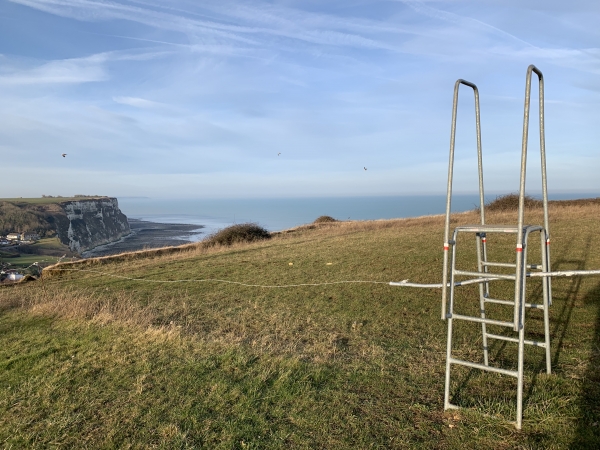 Un passe-clôture sur le GR 21. Nous sommes sur le Mont de Vassonville au-dessus de St-Martin-Plage.